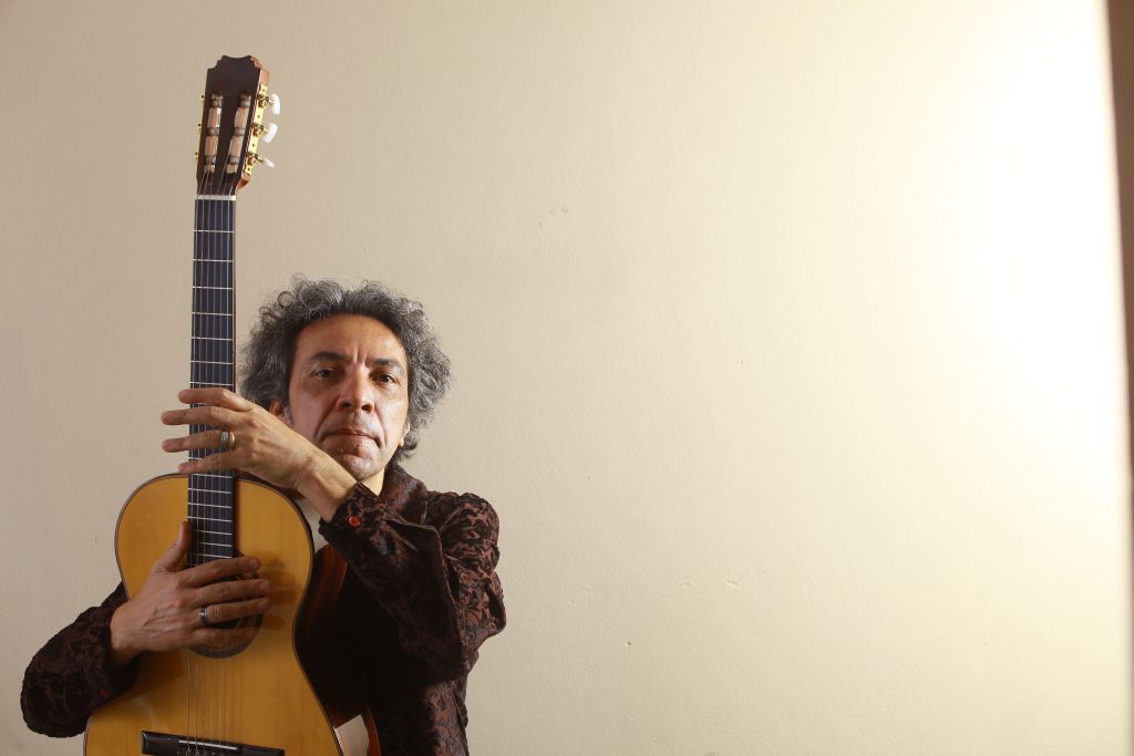 Image of artist Chico Freitas MPB album here with his guitar